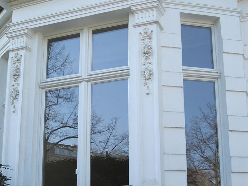 Weiße Hauswand mit Kastenfenster Weiße Außenfassade eines Hauses mit großen Kastenfenstern
