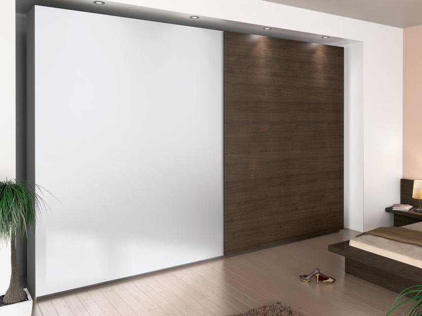 Schlafzimmerimpression mit Einbauschiebetürenschrank Schlafzimmerimpression mit Einbauschiebetürenschrank in weißer und dunkler Lackierung kombiniert.